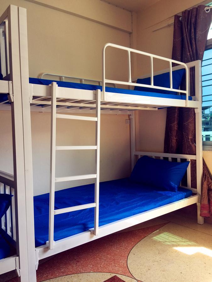Small Elephant Hostel Bangkok Exterior photo